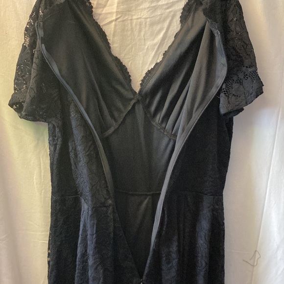 Black lace overlay dress. - Picture 5 of 5